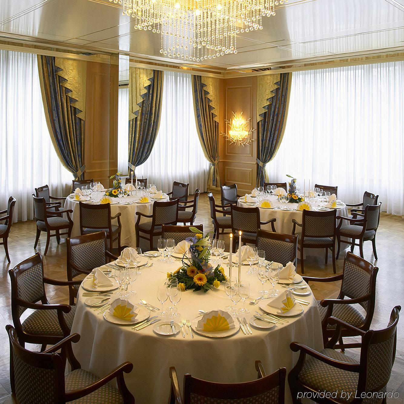 콜롬비 호텔 프라이부르크 임 브리스가우 레스토랑 사진 A table set for a formal dinner