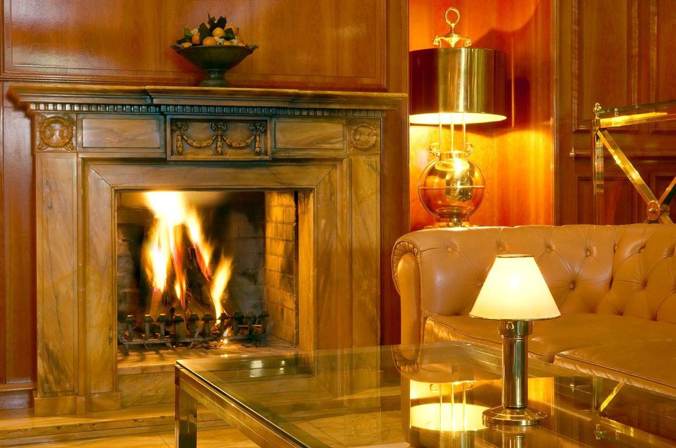 콜롬비 호텔 프라이부르크 임 브리스가우 내부 사진 A fireplace in a hotel