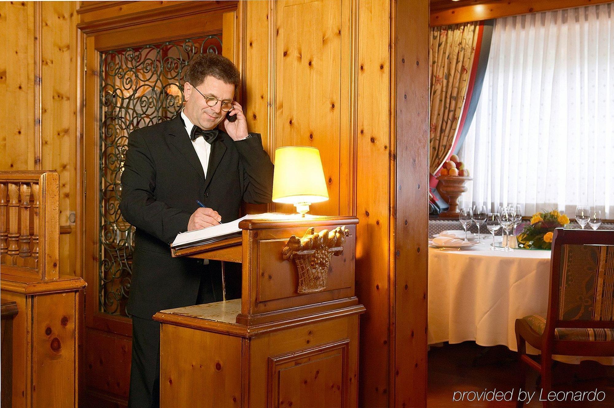 콜롬비 호텔 프라이부르크 임 브리스가우 레스토랑 사진 A butler at work