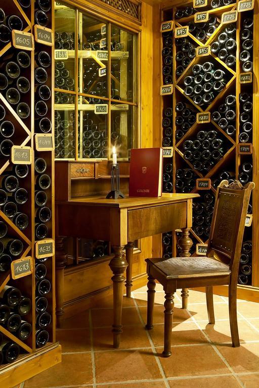 콜롬비 호텔 프라이부르크 임 브리스가우 외부 사진 Wine cellar