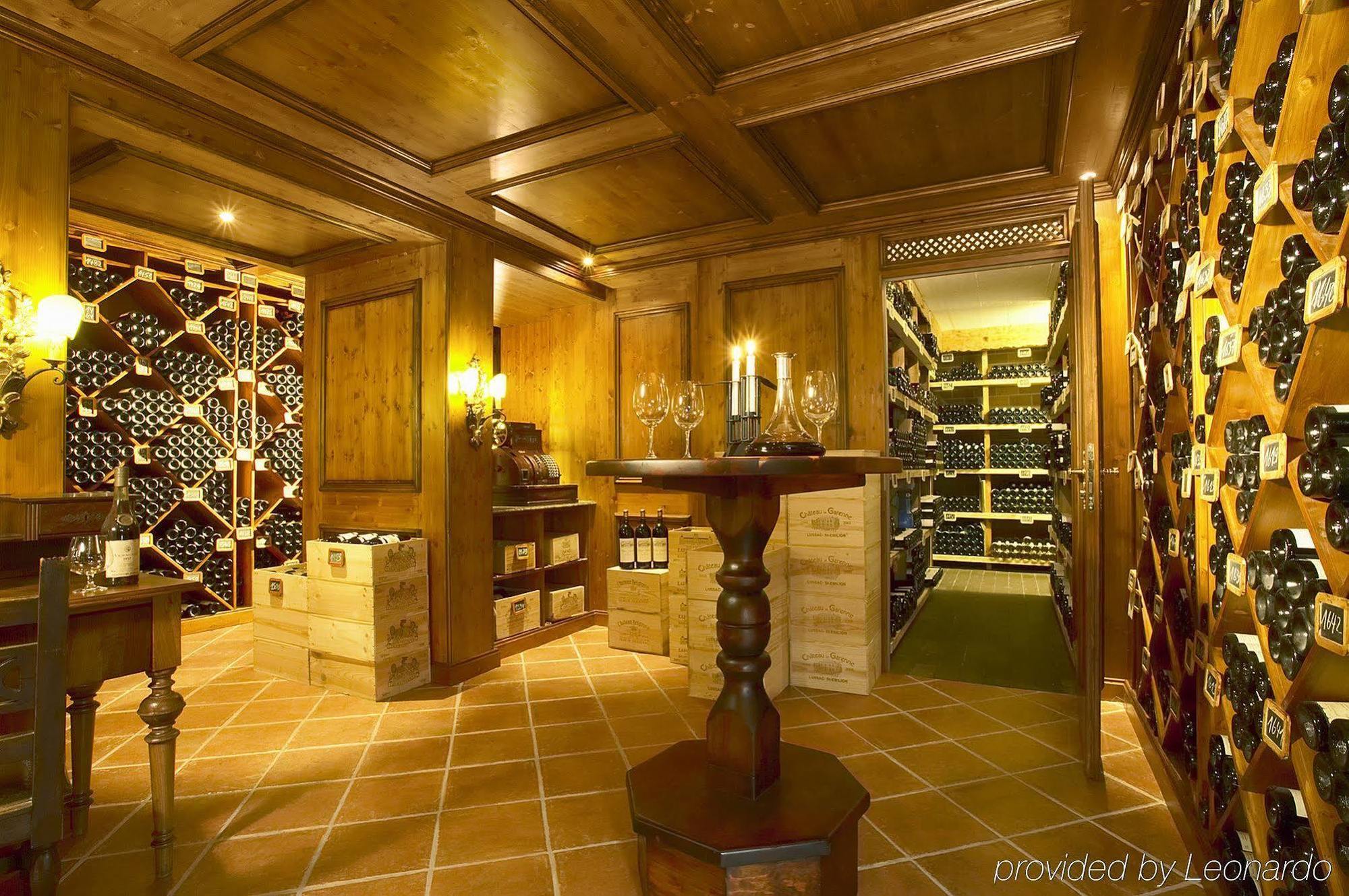 콜롬비 호텔 프라이부르크 임 브리스가우 레스토랑 사진 Wine cellar