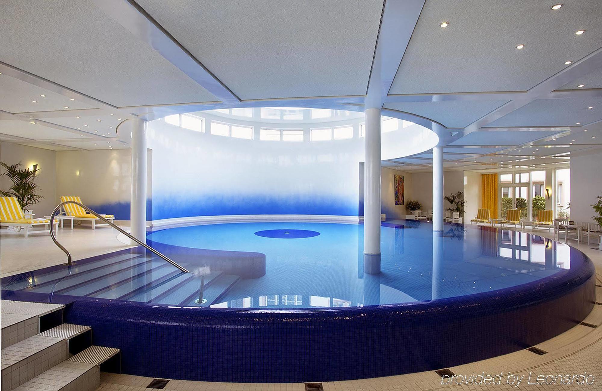 콜롬비 호텔 프라이부르크 임 브리스가우 시설 사진 The pool at the Hotel de la Paix